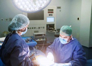 Dr-agustin-Valverde-Cirujano-plastico-en-quirofano