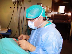 Dr-Agustin-Valverde-en-Quirofano